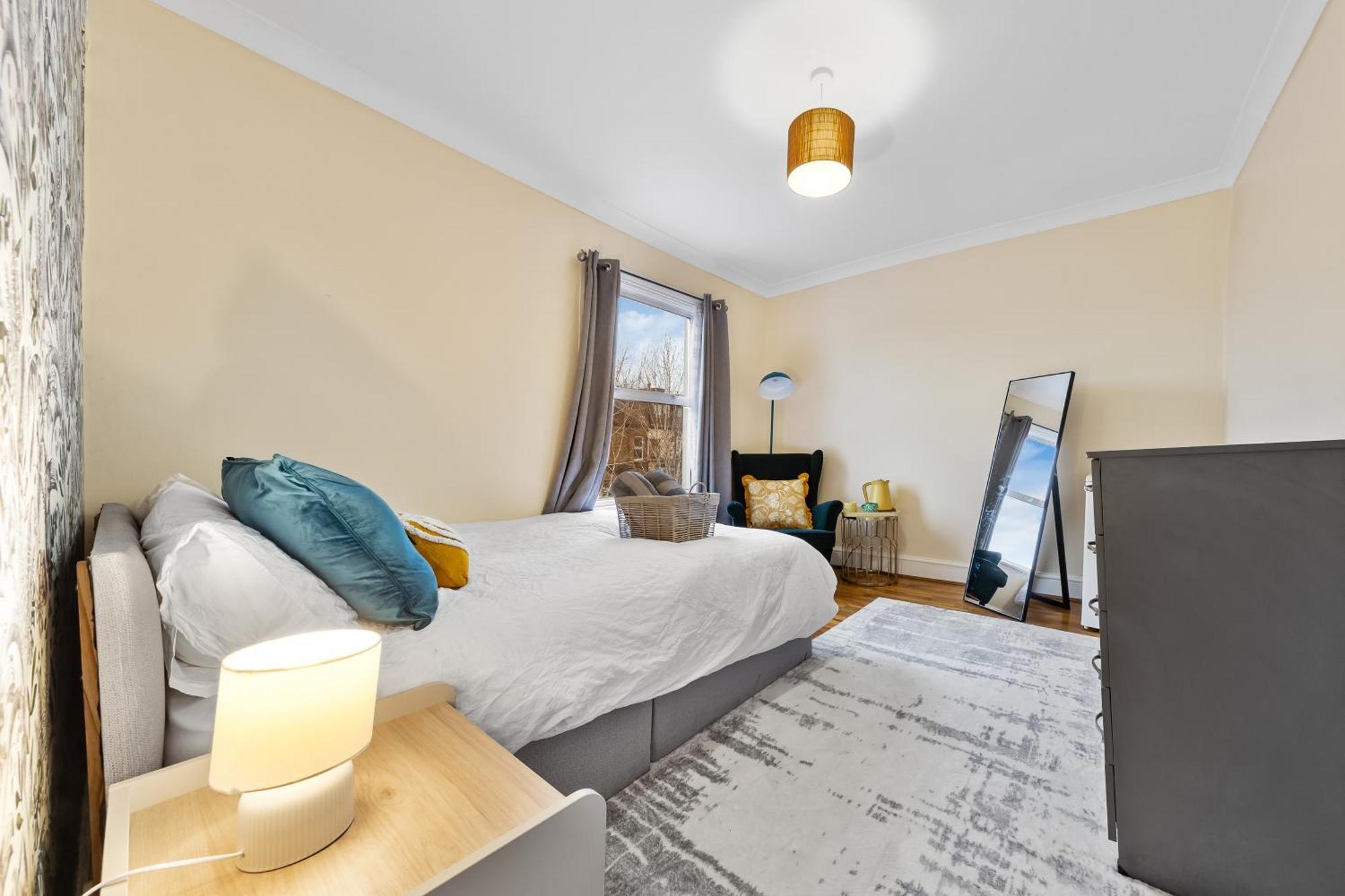 Classy Shared With Private Bedroom Near Tube - Bedroom3