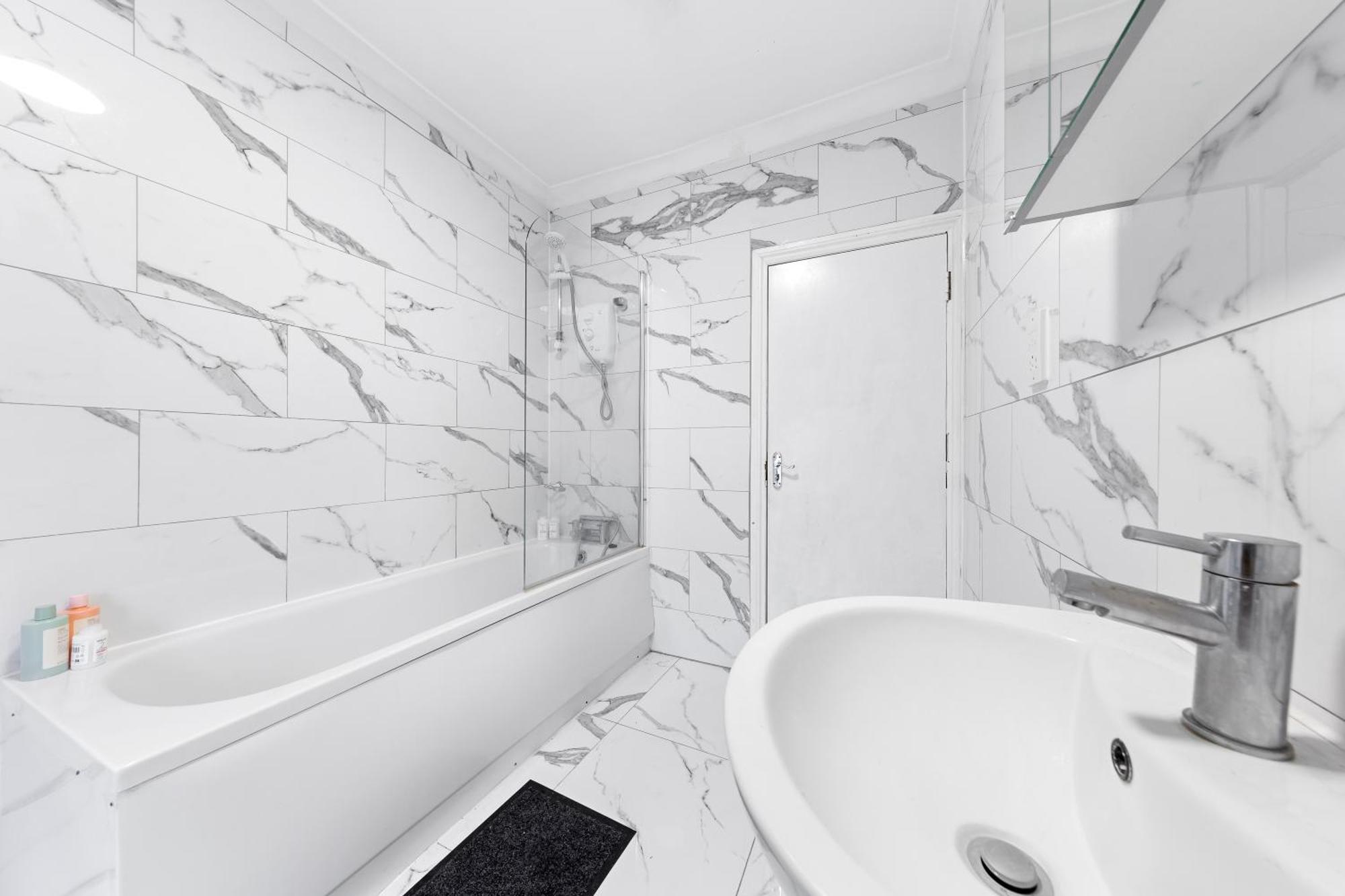 Classy Shared With Private Bedroom Near Tube - Bedroom3 * Londra