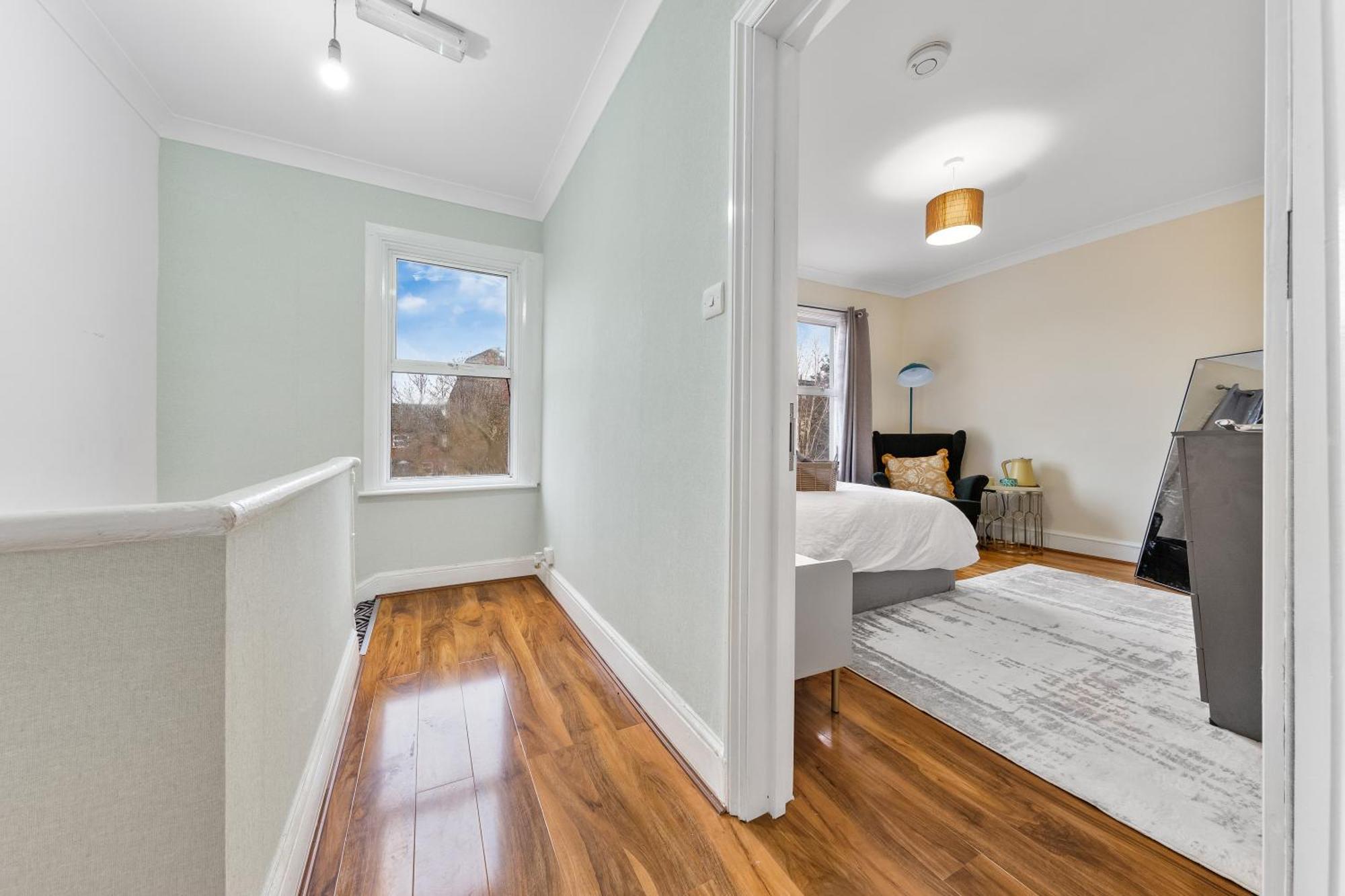 Classy Shared With Private Bedroom Near Tube - Bedroom3 Londra