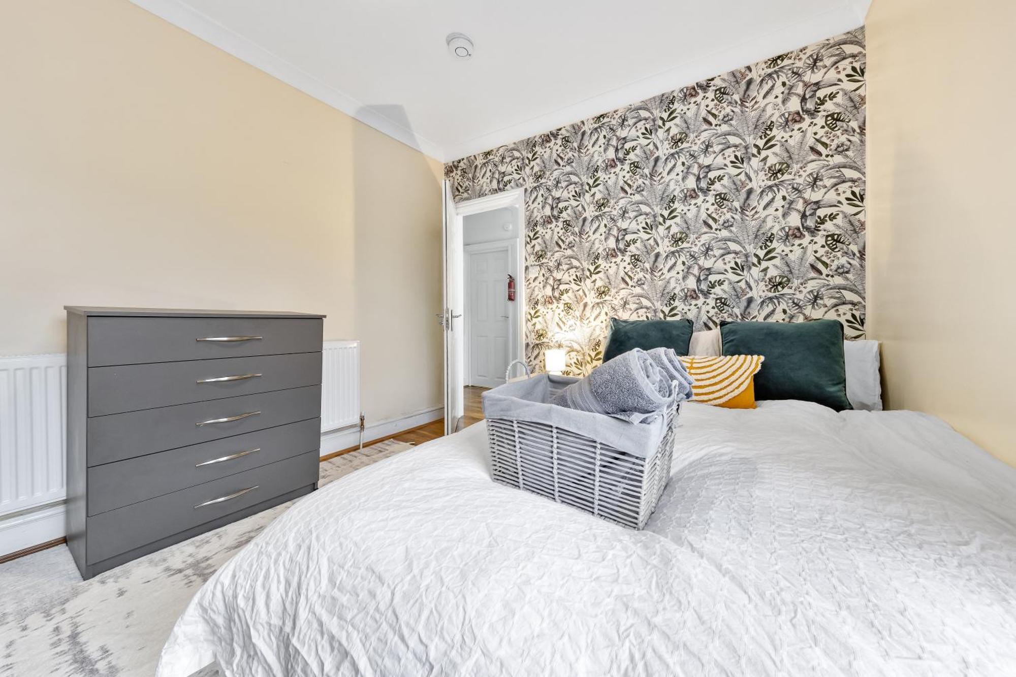 Classy Shared With Private Bedroom Near Tube - Bedroom3 Alloggio in famiglia *
